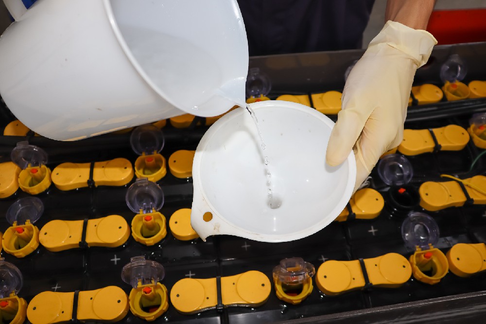 充電前還是充電后，叉車電池應(yīng)該在什么時候加水？